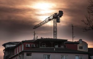 Tower crane for building an observatory